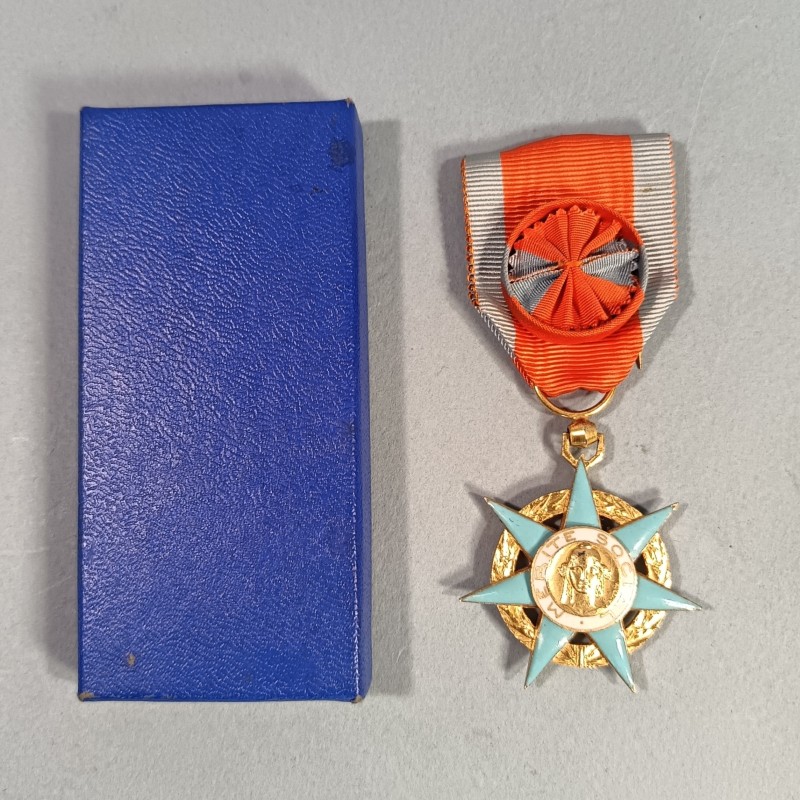 MEDAILLE OU CROIX D'OFFICIER DE L'ORDRE NATIONAL DU MERITE SOCIAL FABRICATION EN ARGENT DANS SA BOITE 1936-1963